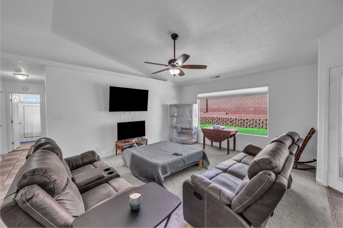 WINDOW ROCK - Residential