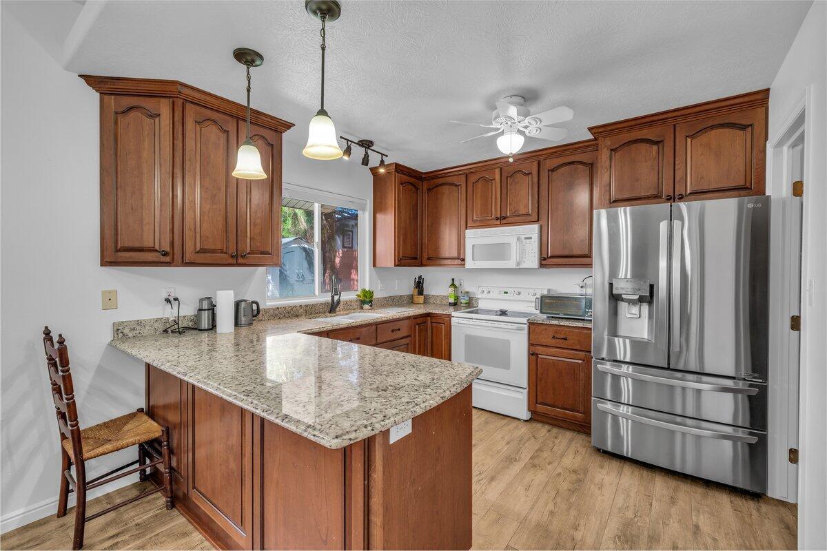 WINDOW ROCK - Residential