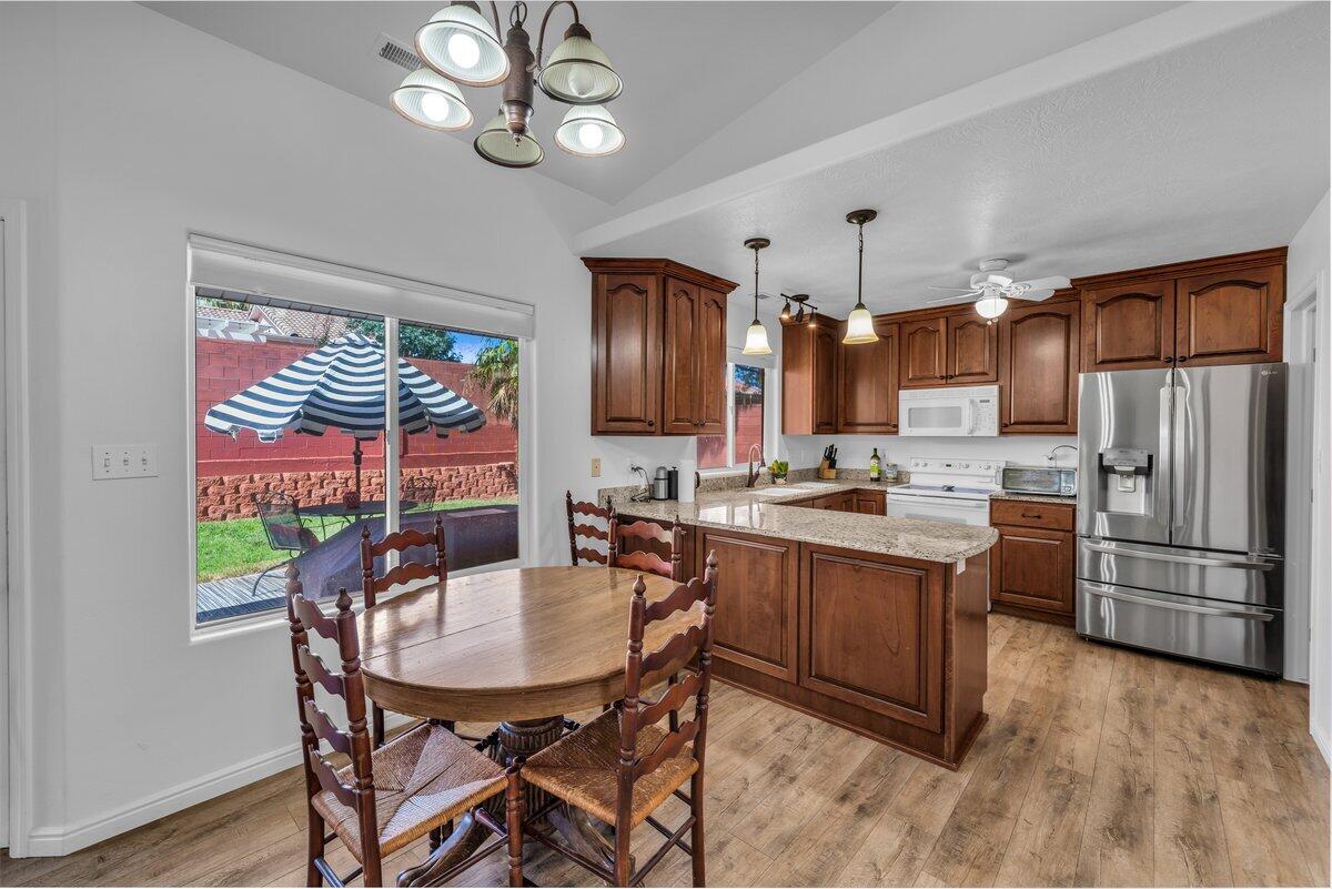 WINDOW ROCK - Residential