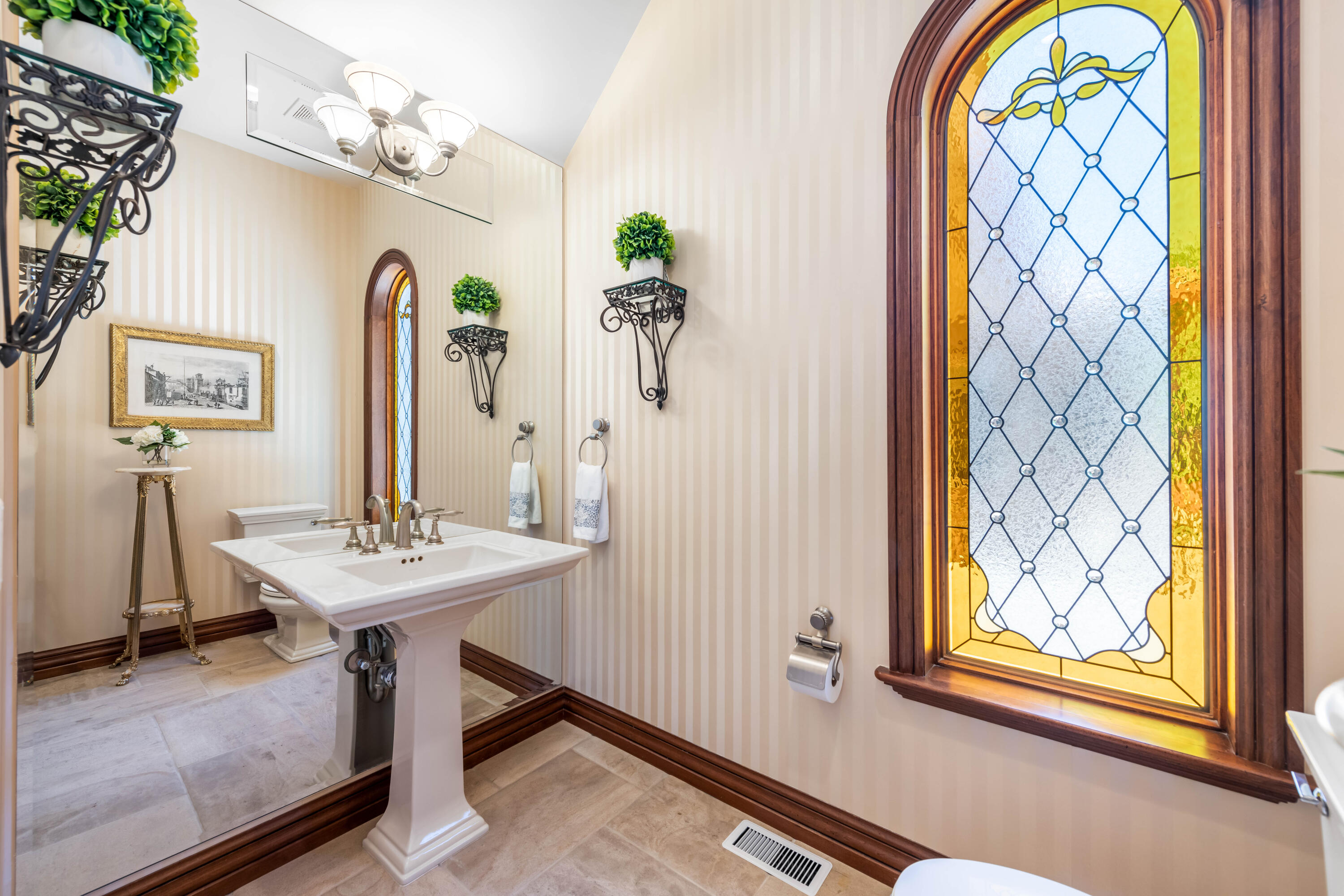 Parowan, Utah 84761, United States, 7 Bedrooms Bedrooms, ,9 BathroomsBathrooms,Residential,Active,110821