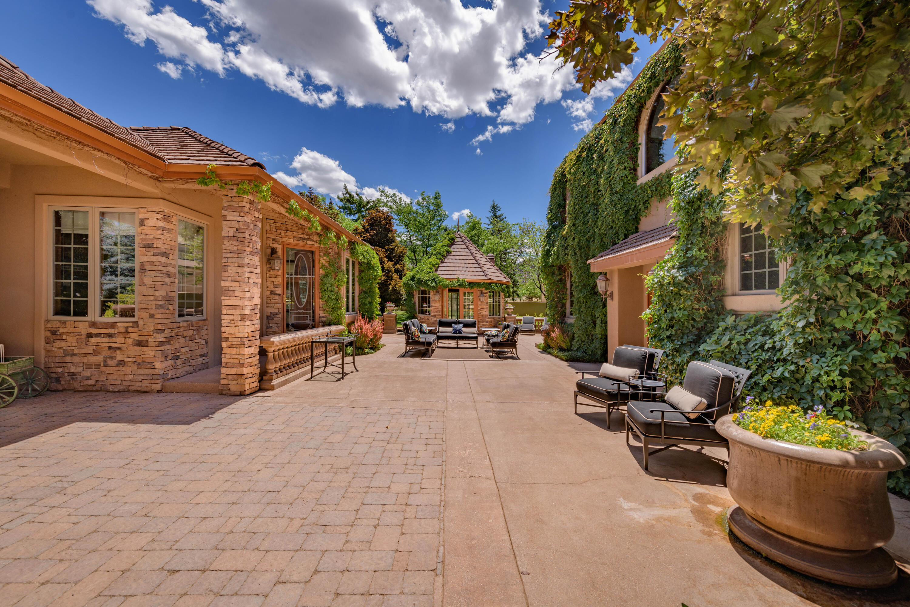 Parowan, Utah 84761, United States, 7 Bedrooms Bedrooms, ,9 BathroomsBathrooms,Residential,Active,110821