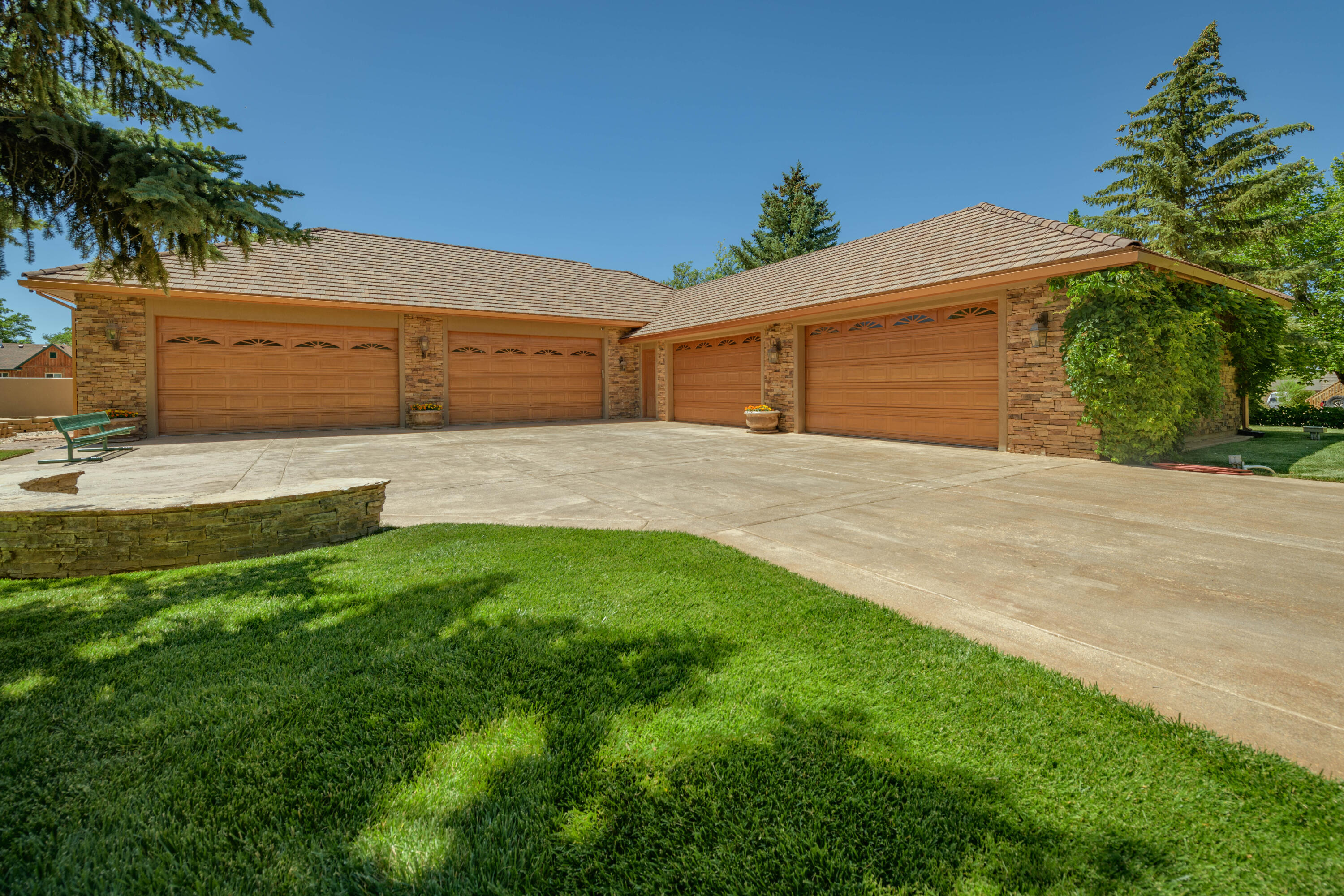 Parowan, Utah 84761, United States, 7 Bedrooms Bedrooms, ,9 BathroomsBathrooms,Residential,Active,110821