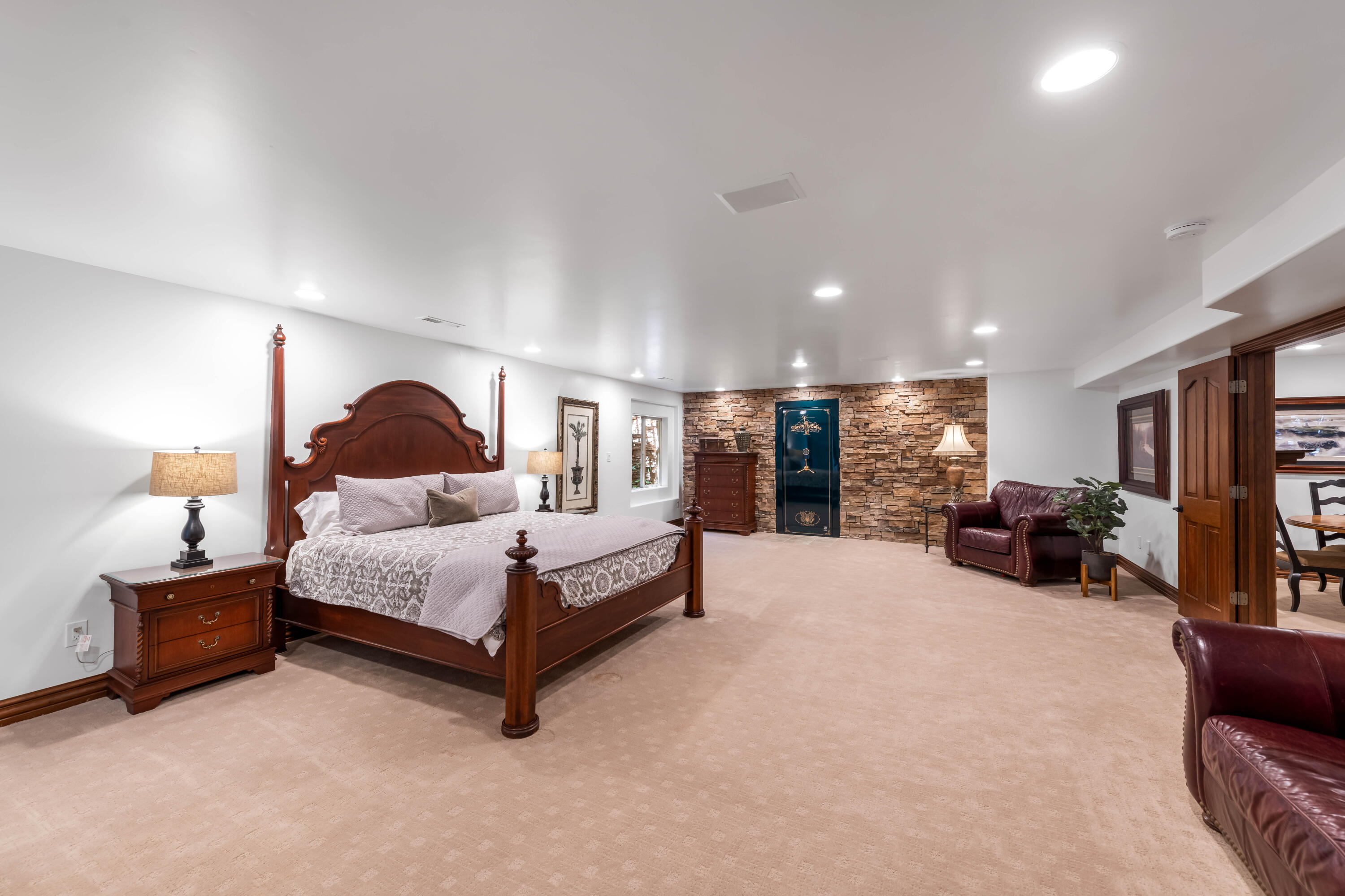 Parowan, Utah 84761, United States, 7 Bedrooms Bedrooms, ,9 BathroomsBathrooms,Residential,Active,110821