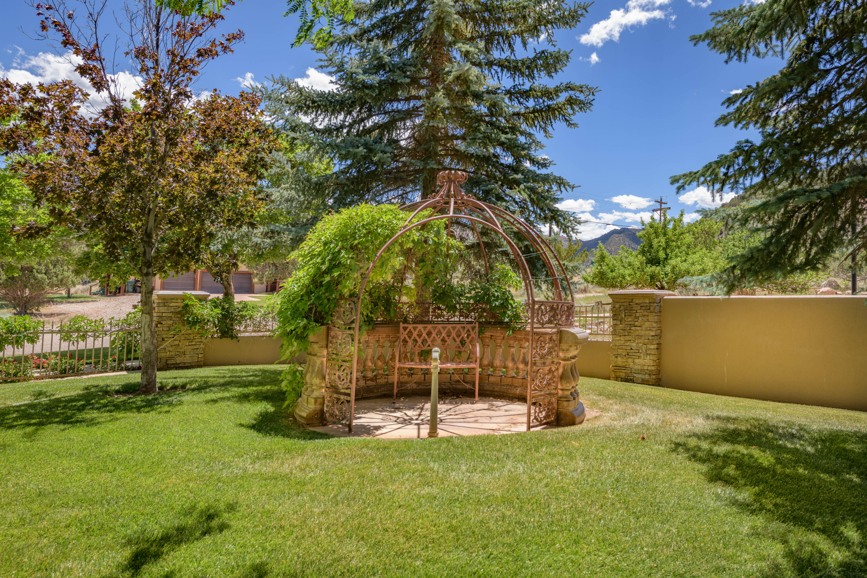 Parowan, Utah 84761, United States, 7 Bedrooms Bedrooms, ,9 BathroomsBathrooms,Residential,Active,110821