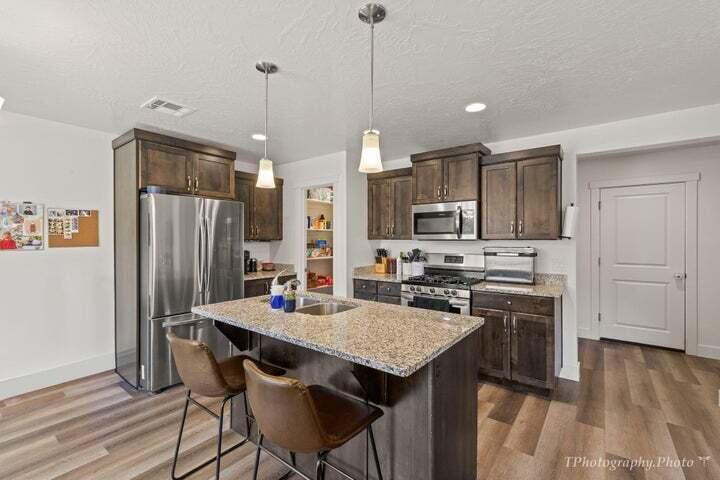 DESERT BLUFF AT DESERT CANYONS TOWNHOMES - Residential