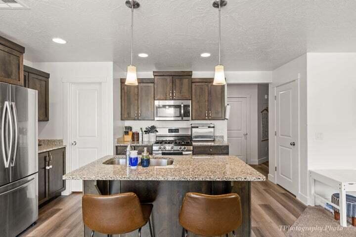 DESERT BLUFF AT DESERT CANYONS TOWNHOMES - Residential