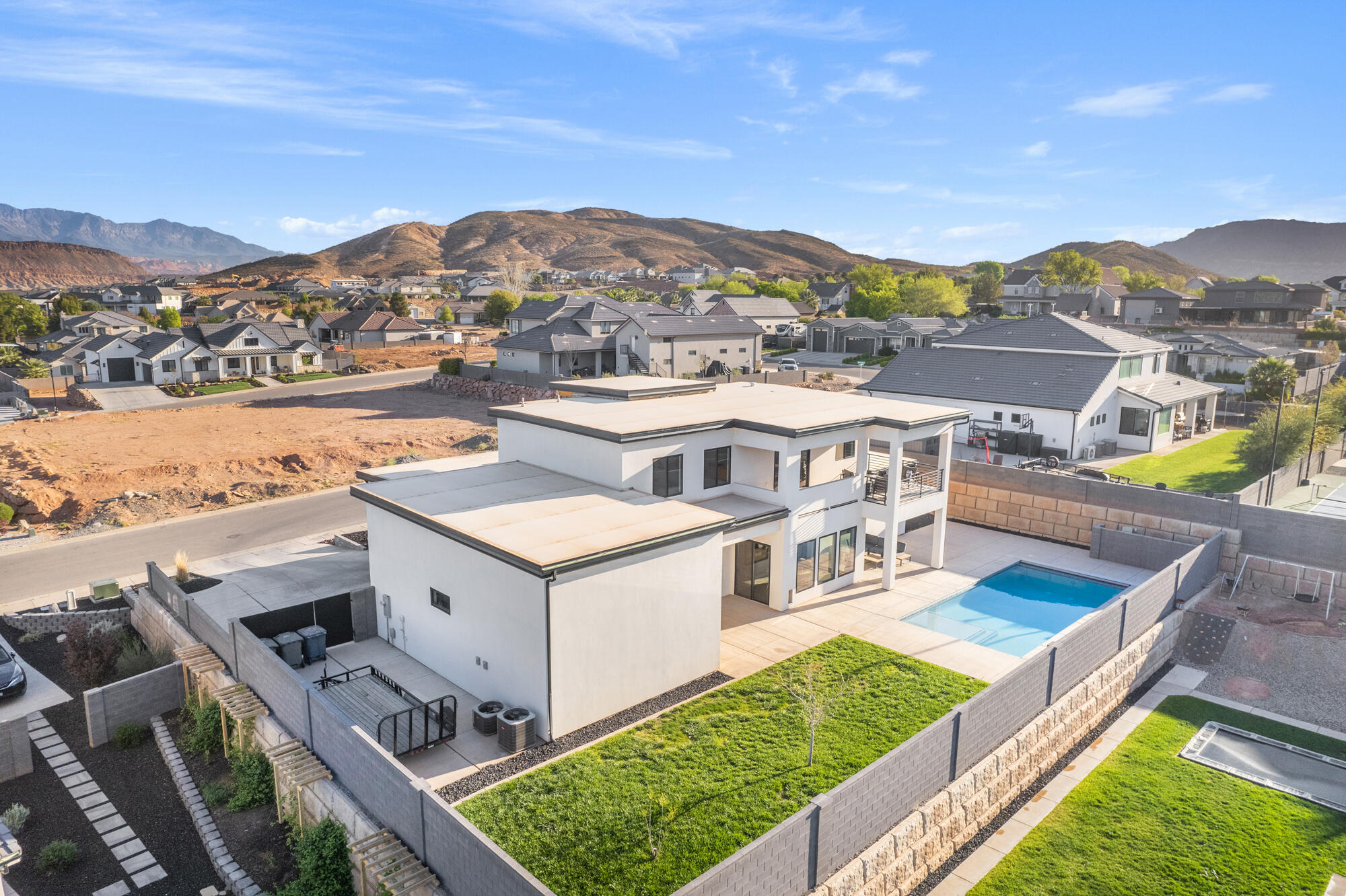 RUSTED HILLS - Residential