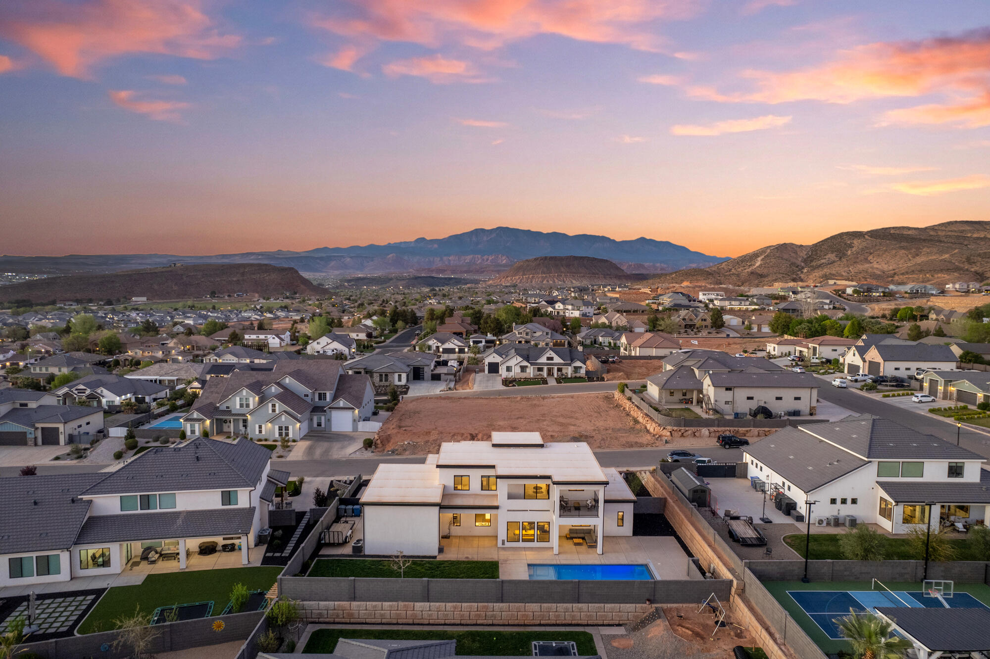RUSTED HILLS - Residential