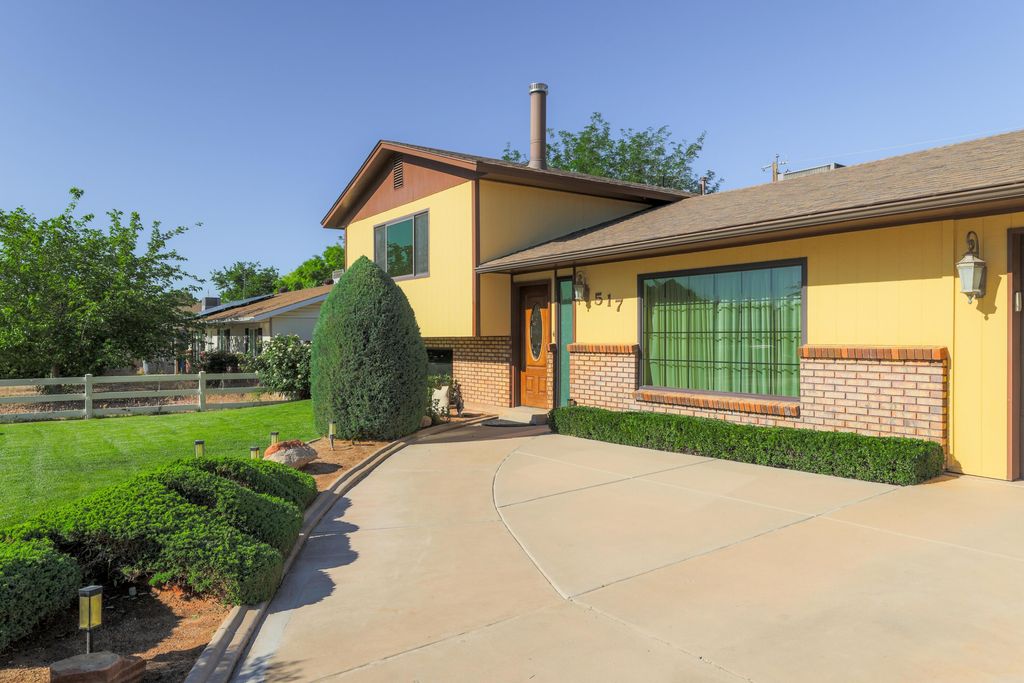 Photo of 517 N SAGUARO DR, Washington, UT 84780 (MLS # 26-271433)