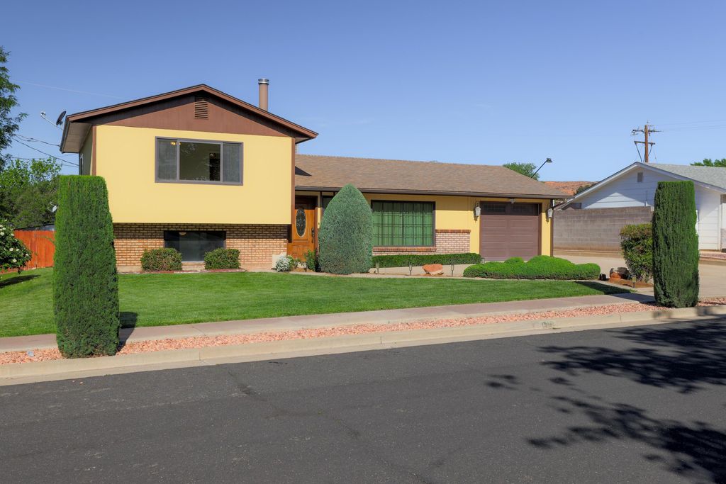 Photo of 517 N SAGUARO DR, Washington, UT 84780 (MLS # 26-271433)