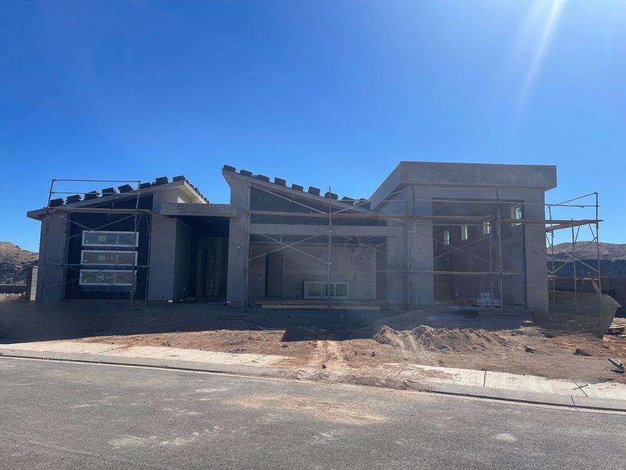 Stunning 3-bed, 3.5-bath home with a private casita and RV garage, perfectly positioned to overlook the Virgin River. Enjoy modern living with scenic views, spacious design, and ideal guest accommodations.