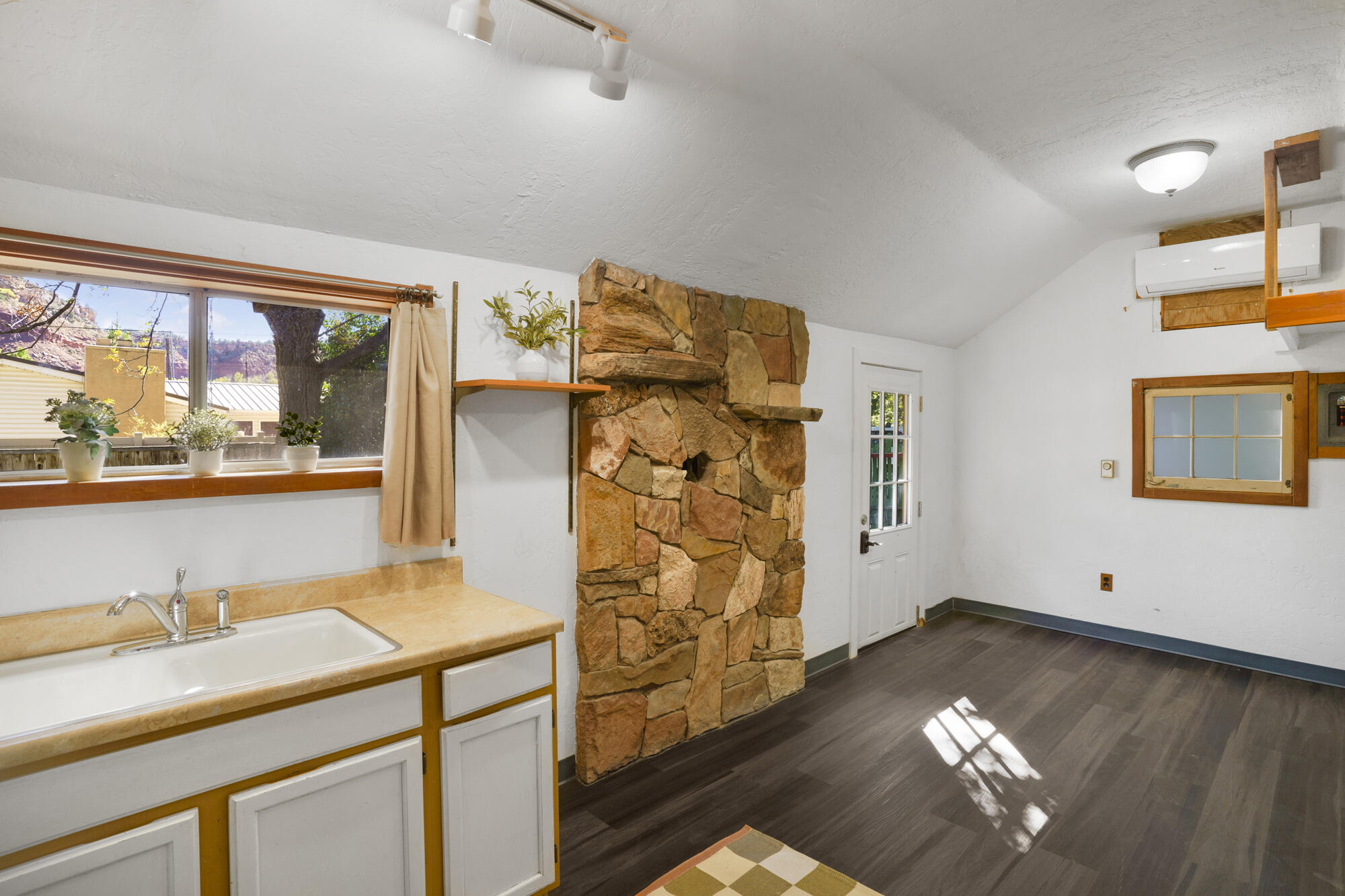 ROCKVILLE TOWNSITE - Residential