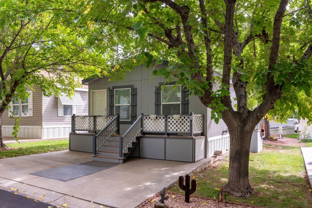 Photo of 60 Cottonwood LN, Hurricane, UT 84737 (MLS # 26-277096)