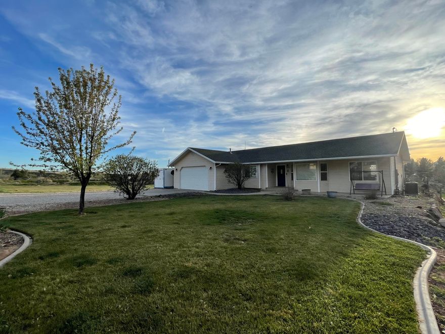 Fantastic opportunity to own this beautiful horse property in the quiet community of Diamond Valley. Located just minutes from St. George this home sits on nearly 1 acre of land with endless opportunities. Home offers full landscaping, horse privileges  has been updated and offers a large deck for those quiet summer evenings. This home is a must see.