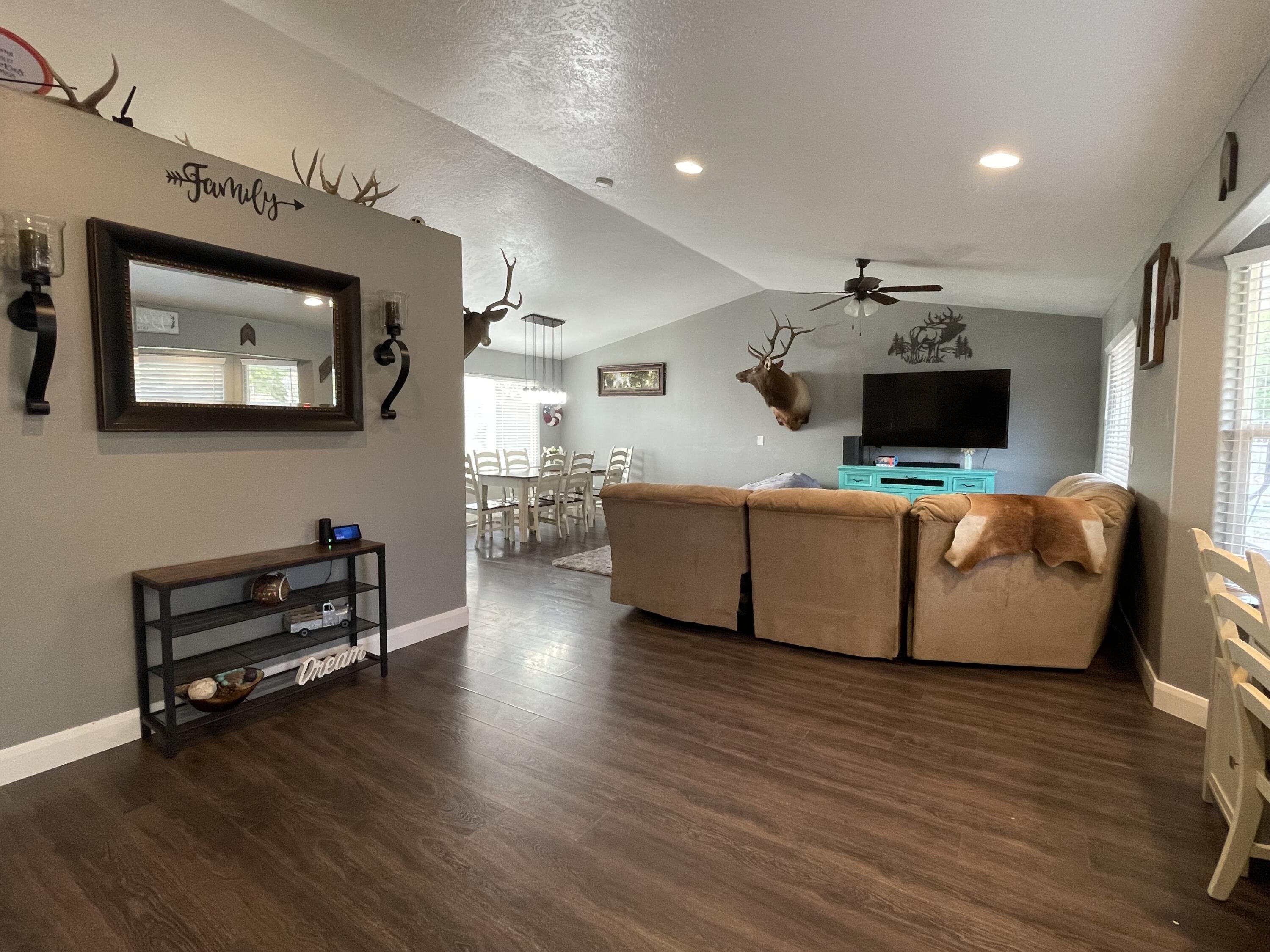 DIAMOND VALLEY ACRES - Residential