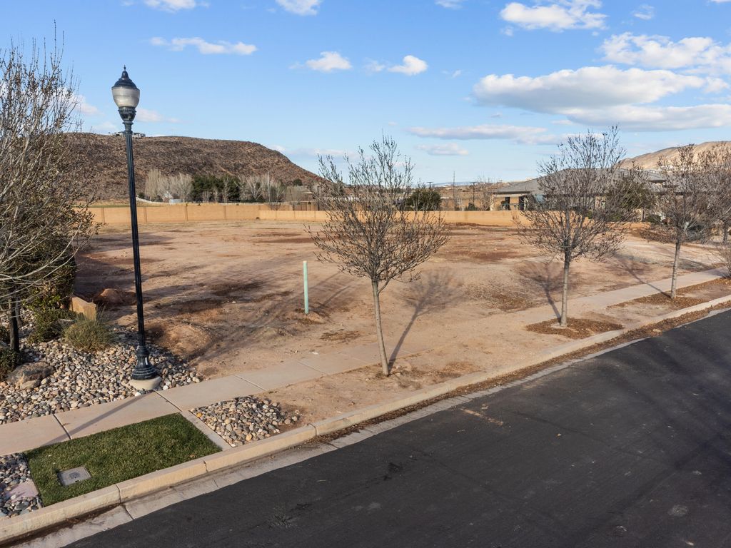 Photo of 387 E Chateau Meadows CIR, Washington, UT 84780 (MLS # 25-266949)