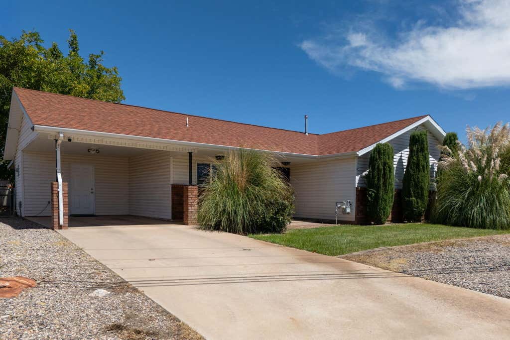 Photo of 2218 Arrowhead Trail, Santa Clara, UT 84765 (MLS # 26-275313)