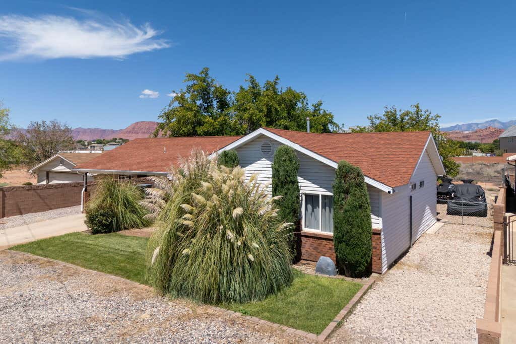 Photo of 2218 Arrowhead Trail, Santa Clara, UT 84765 (MLS # 26-275313)
