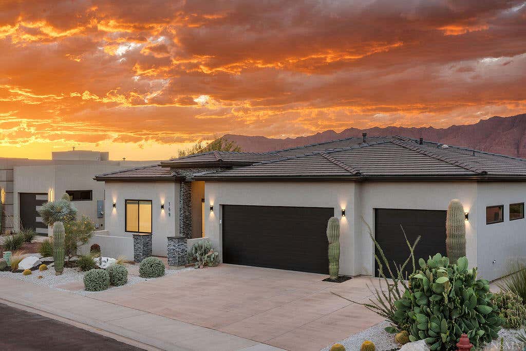 Photo of 169 E TERRACE LN, Ivins, UT 84738 (MLS # 26-273785)