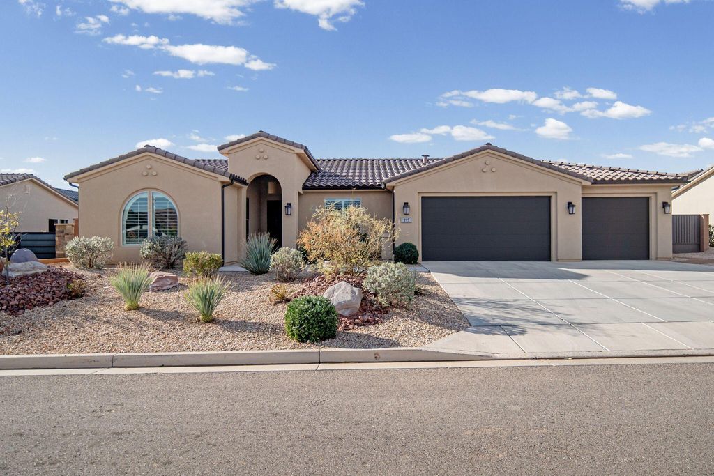 Photo of 195 W VIA MODELO, Washington, UT 84780 (MLS # 25-266286)