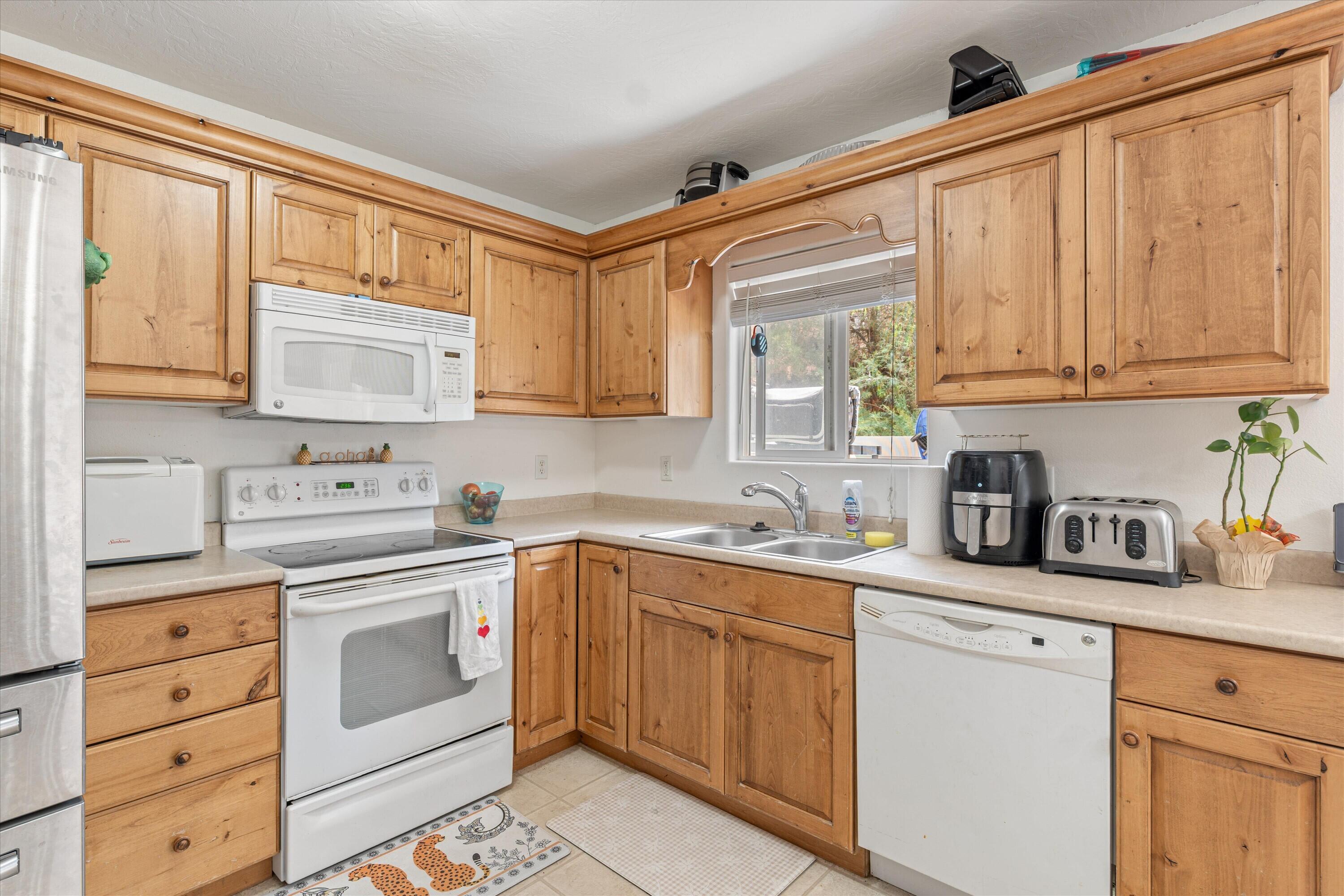 LEXINGTON HILLS TOWNHOMES - Residential