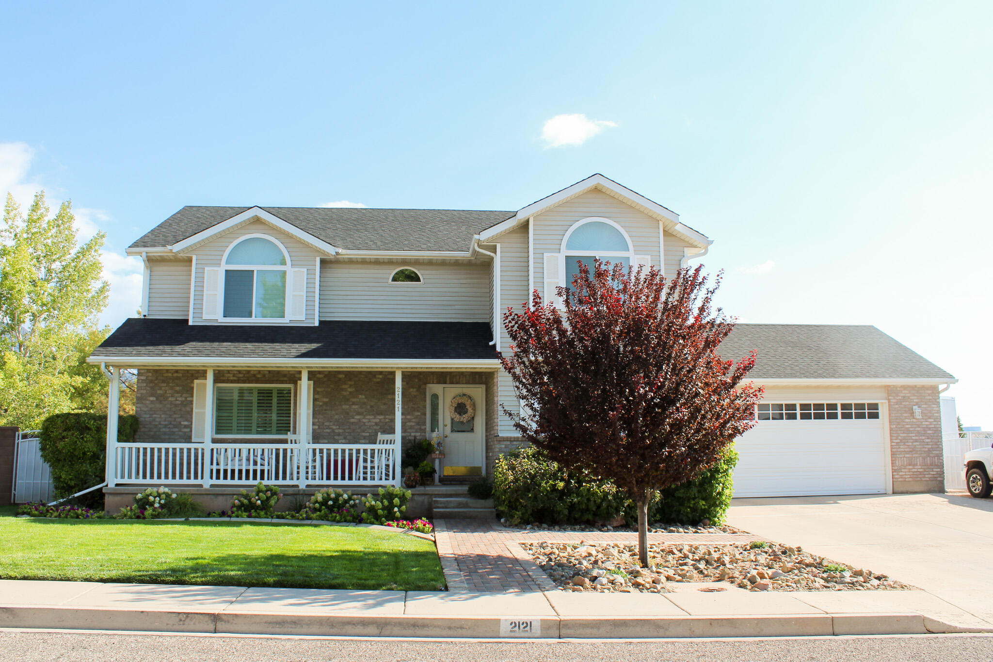 Main image without alt text