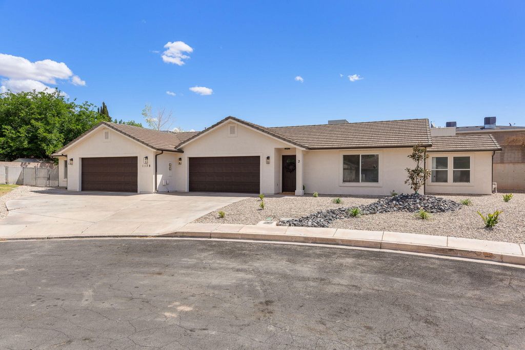 Photo of 1178 N 1340 West CIR 1 &amp; 2 #1 &amp; 2, Saint George, UT 84770 (MLS # 26-271810)