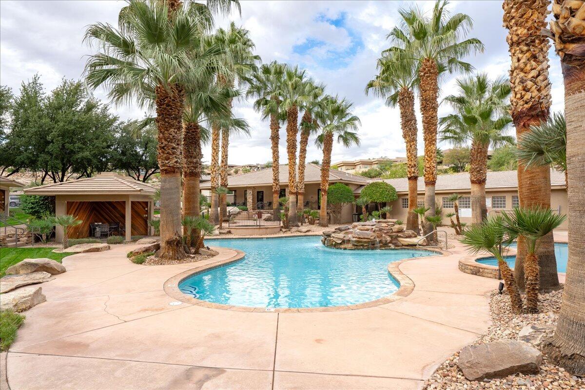 PARAGON COVE TOWNHOMES AT STONECLIFF - Residential