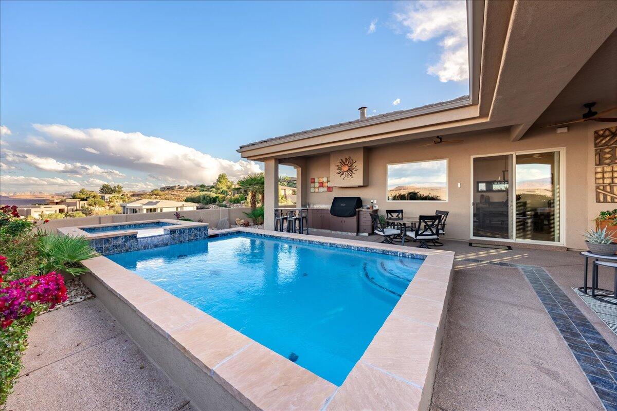 PARAGON COVE TOWNHOMES AT STONECLIFF - Residential