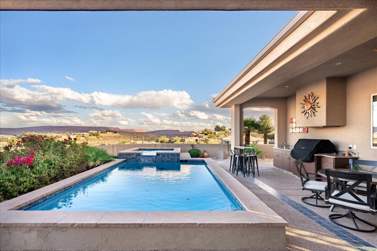 PARAGON COVE TOWNHOMES AT STONECLIFF - Residential