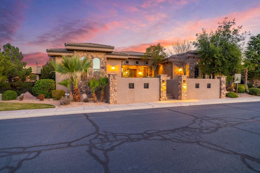 Photo of 1673 S VIEW POINT DR, Saint George, UT 84790 (MLS # 26-269401)