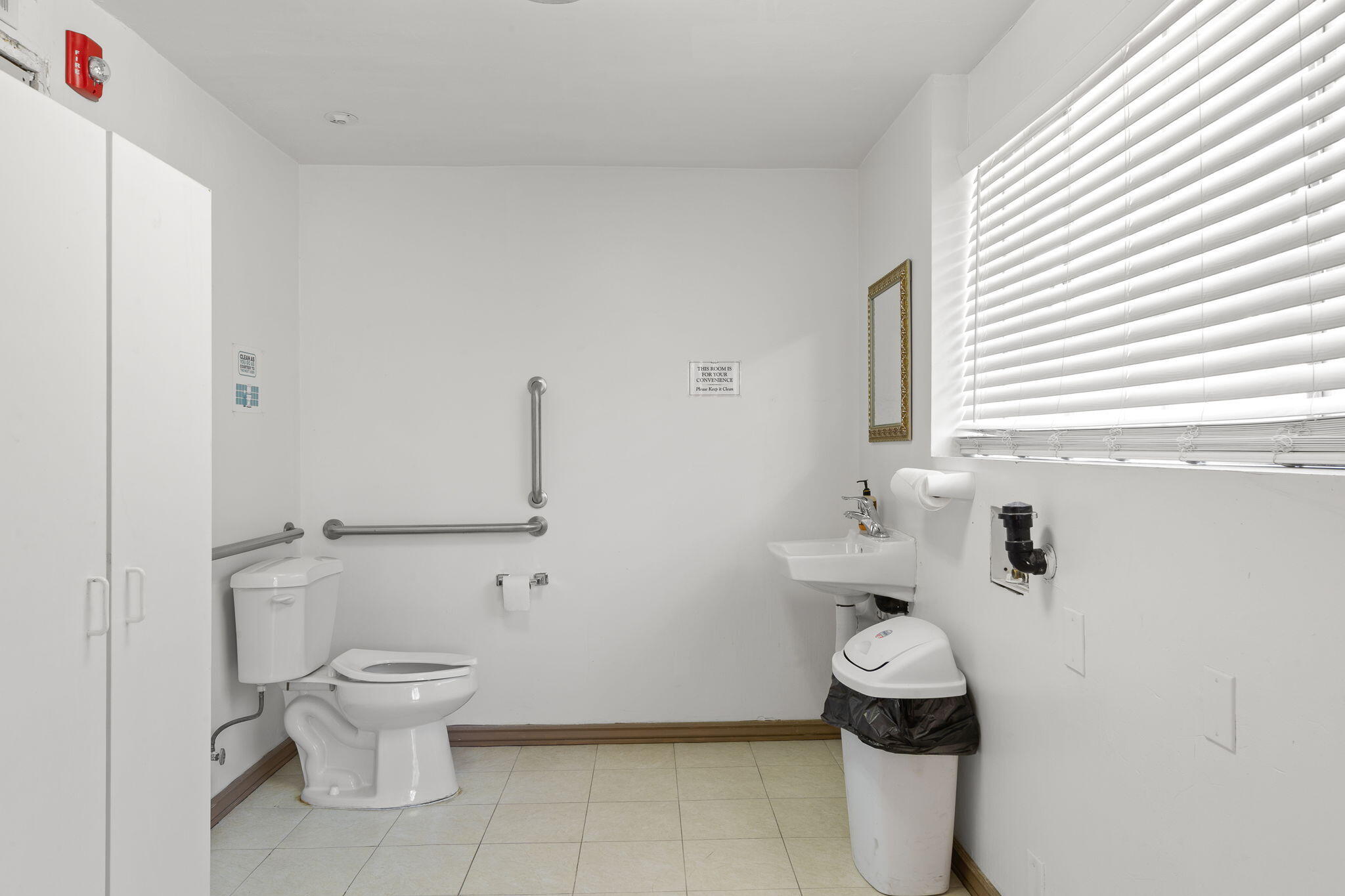 Main image without alt text