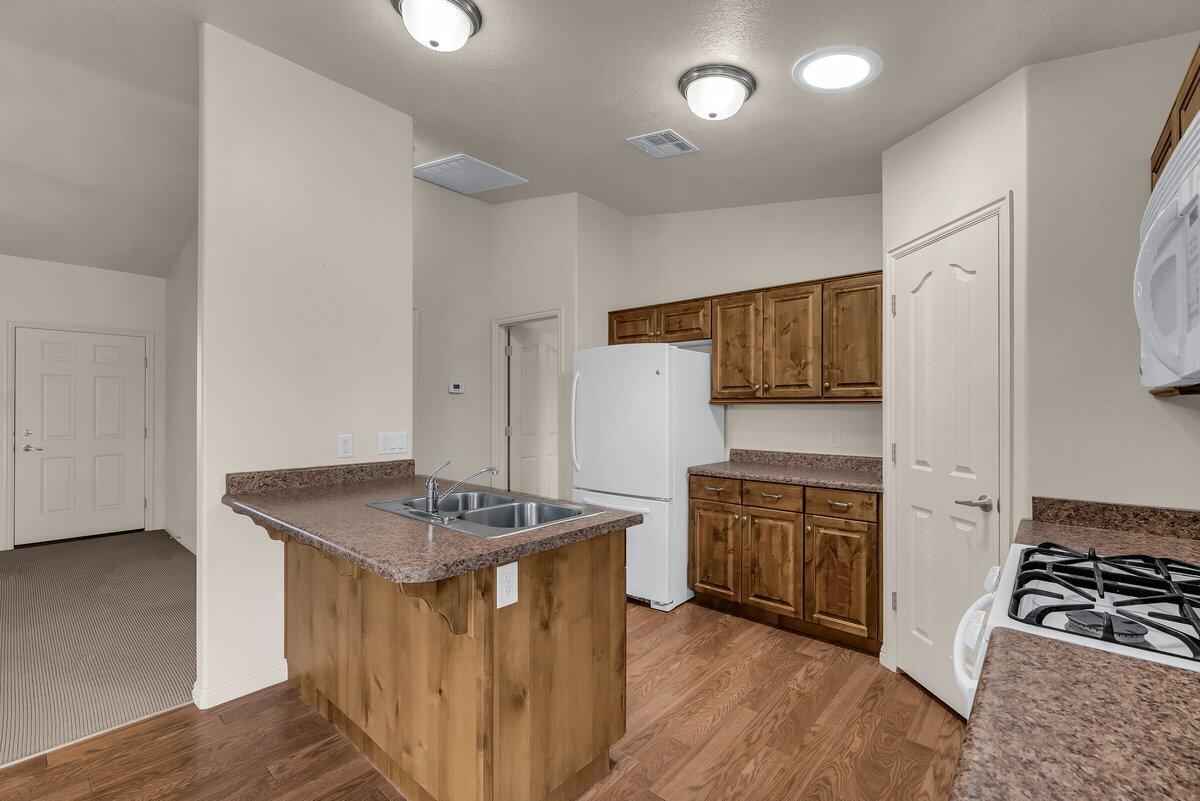 SUN CREST WEST - Residential