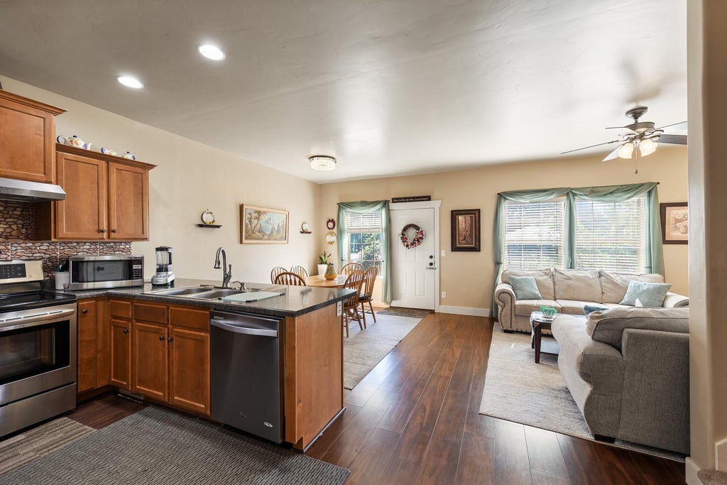 Photo of 1464 N La Palma Place, Saratoga Springs, UT 84045 (MLS # 26-273578)