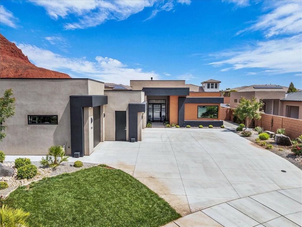 Photo of 176 N ARROWHEAD LN, Ivins, UT 84738 (MLS # 26-271481)