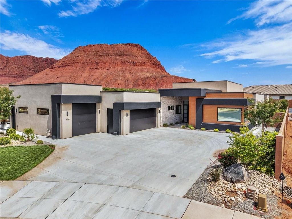 Photo of 176 N ARROWHEAD LN, Ivins, UT 84738 (MLS # 26-271481)