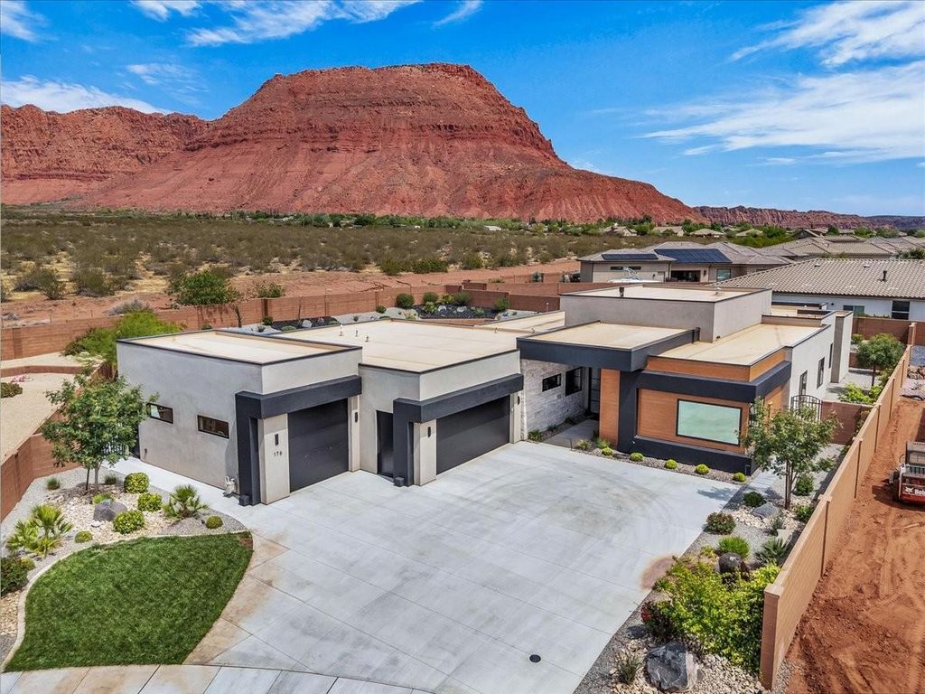 Photo of 176 N ARROWHEAD LN, Ivins, UT 84738 (MLS # 26-271481)