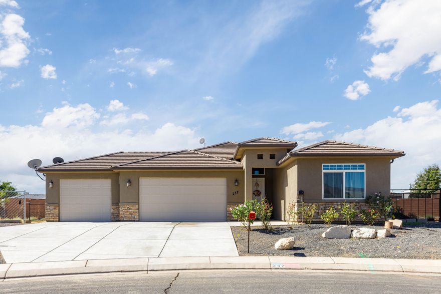 Great buy - Huge Potential! Solar Panels! 
This home is ready for someone to put in a little landscaping on a really nice lot and gain a lot of sweat equity. Carpet has already been replaced, giving you a fresh start. Featuring a split floor plan on a spacious 1/3 acre lot, this property offers incredible opportunities. Enjoy 70' & 80' of RV parking with two concrete pads already poured (30'x20' & 10'x20' *approximately) —perfect for building a shop or even an accessory dwelling unit. The garage is equipped with 220 power, adding even more versatility. Don't miss this chance to grab a great deal and create the home or investment property you've been looking for!