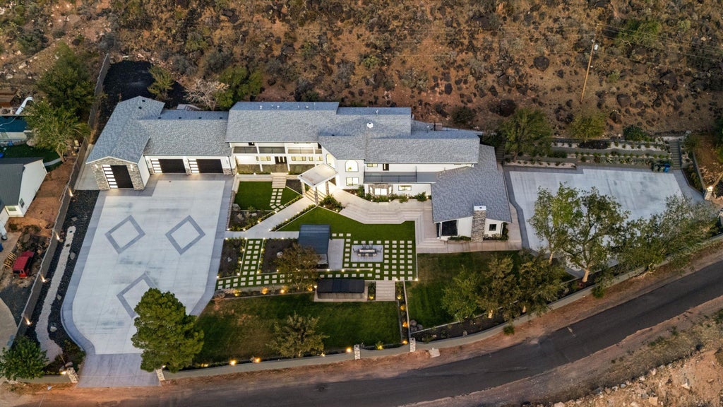 Photo of 476 E Spring DR, Toquerville, UT 84774 (MLS # 26-276290)