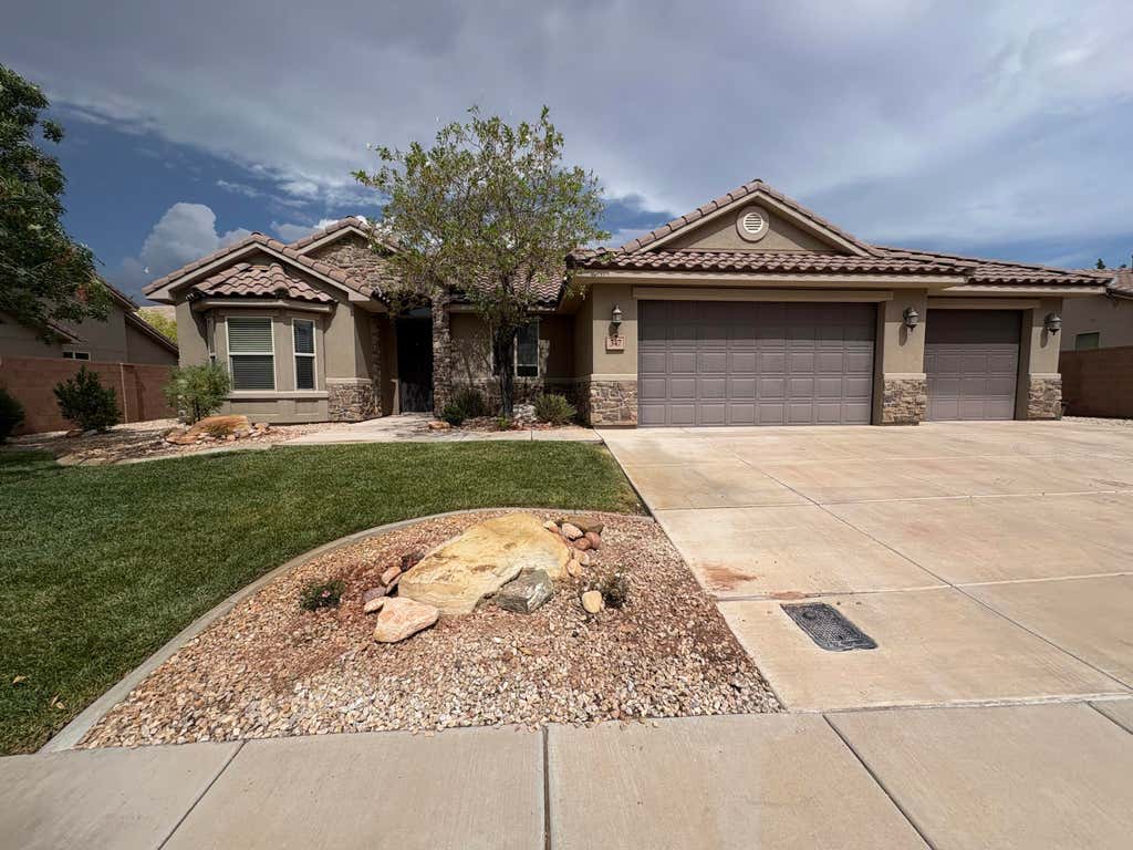 Photo of 347 E Munich DR, Saint George, UT 84790 (MLS # 26-275172)