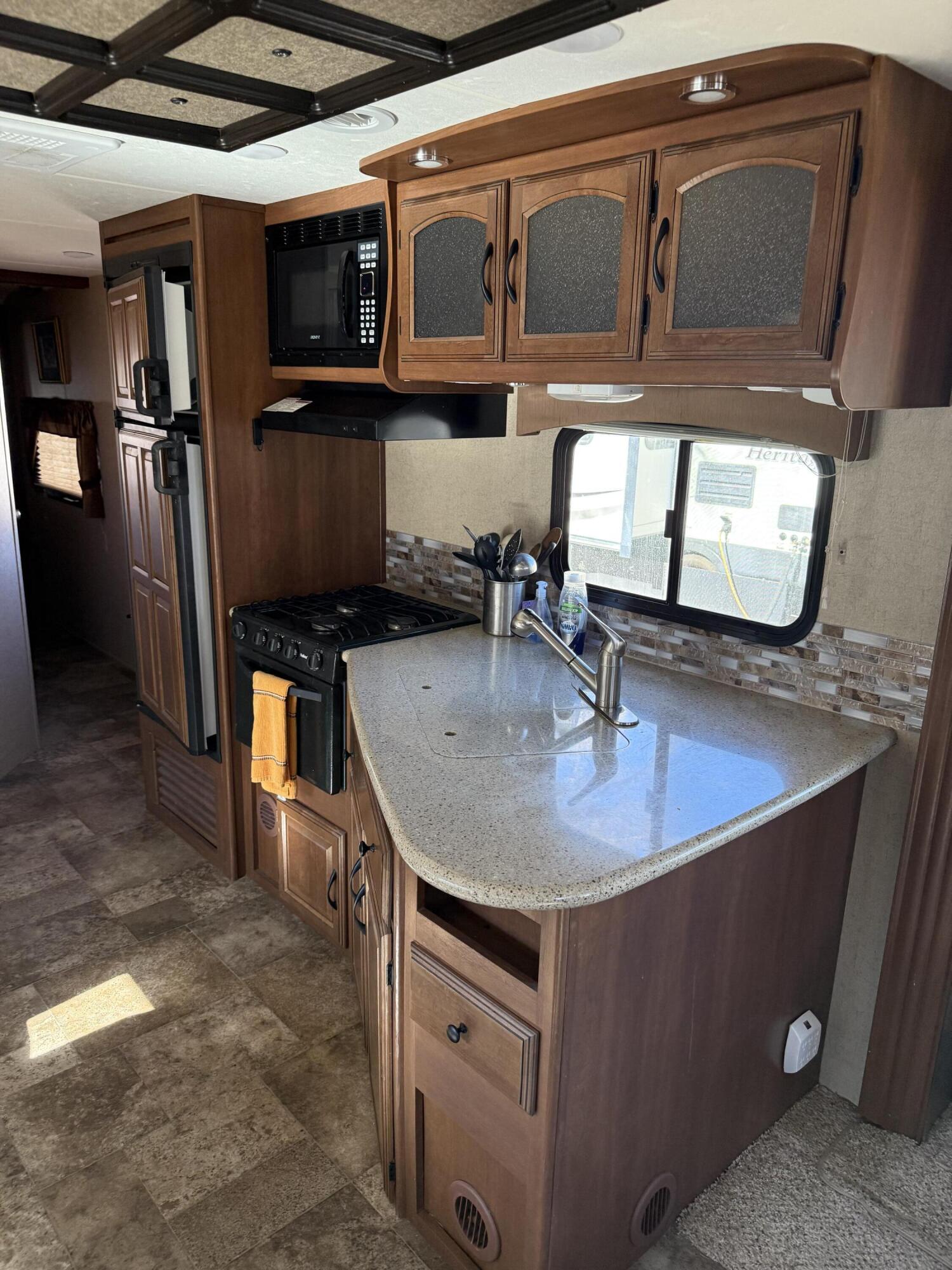 CANYON BREEZE RV RESORT - Land