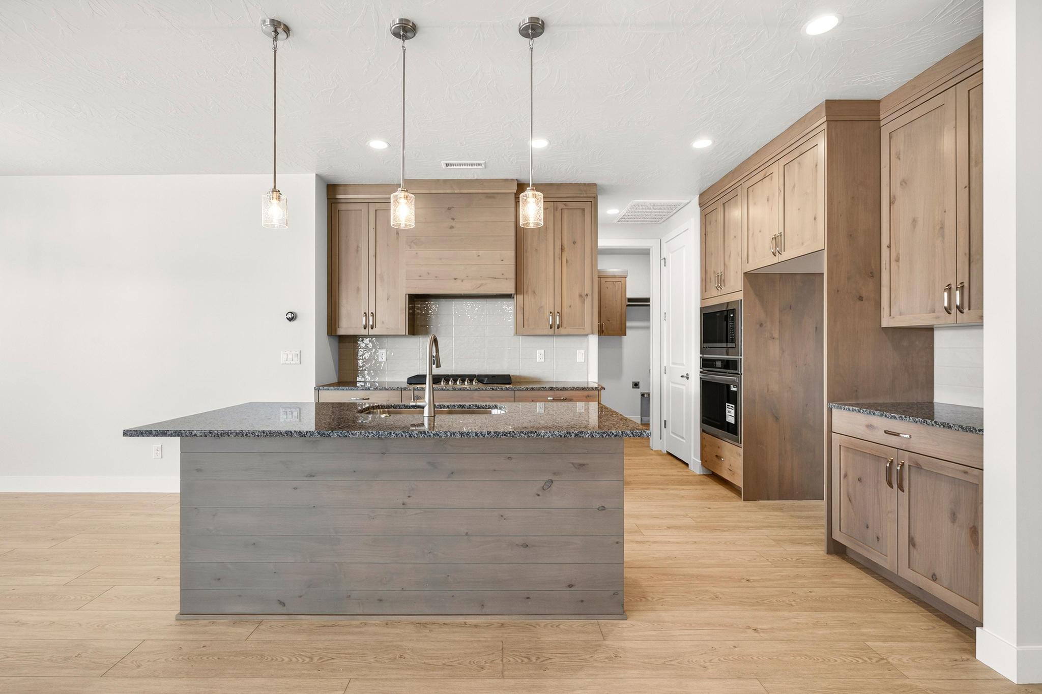 SCENIC POINTE - Residential