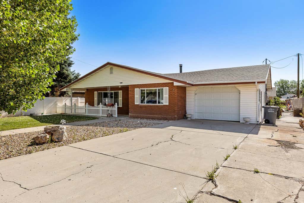 Photo of 81 S Center ST, Enterprise, UT 84725 (MLS # 26-274125)