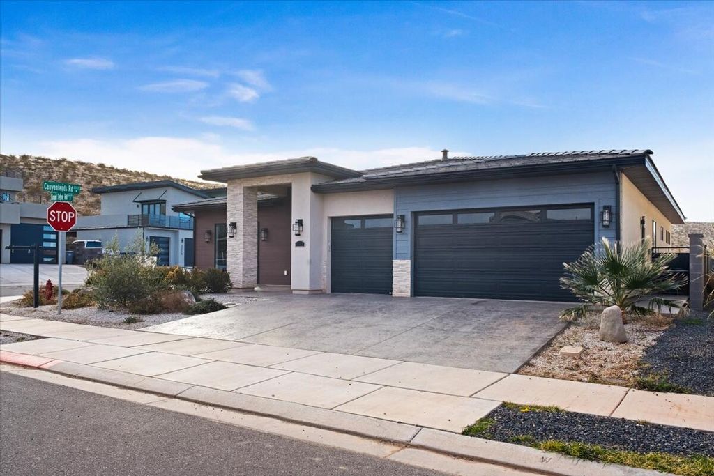 Photo of 2011 W Grand Teton RD, Hurricane, UT 84737 (MLS # 25-266293)