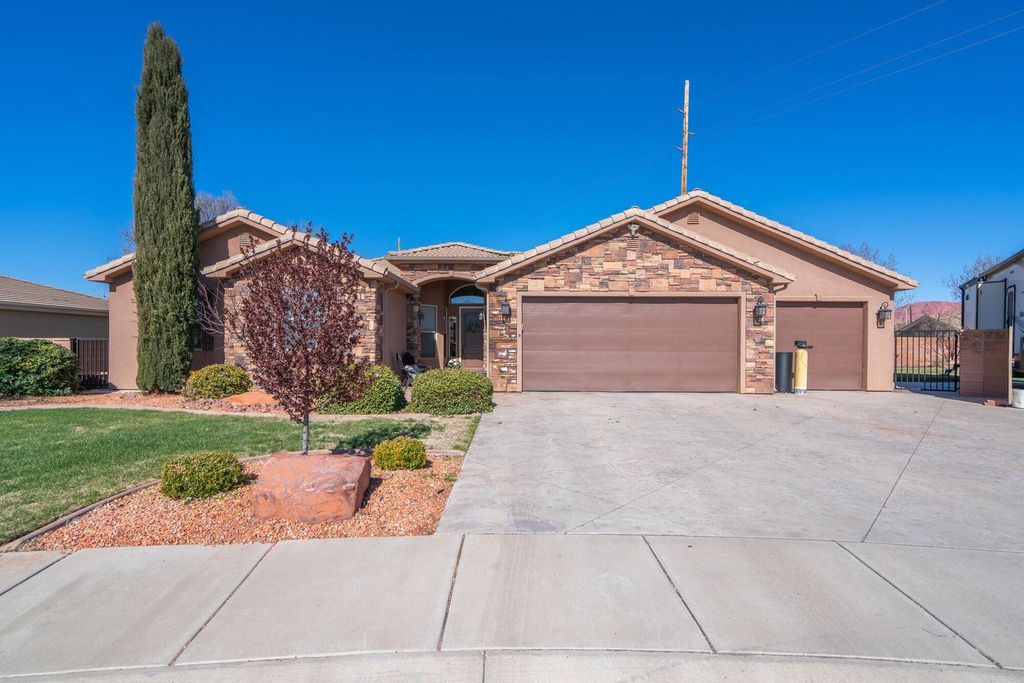 Photo of 811 N SWISS HAVEN CIR, Santa Clara, UT 84765 (MLS # 26-273199)