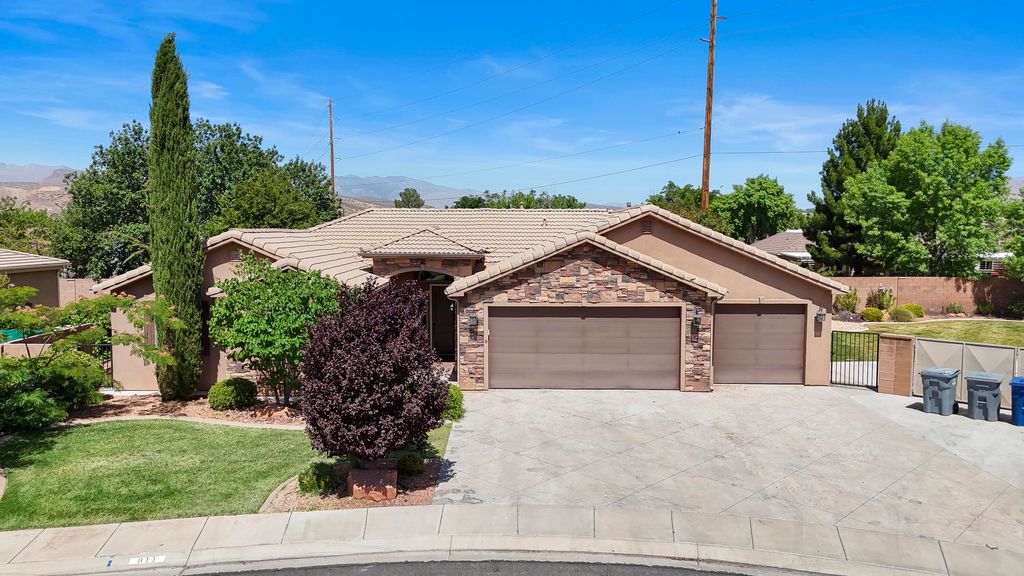 Photo of 811 N SWISS HAVEN CIR, Santa Clara, UT 84765 (MLS # 26-273199)