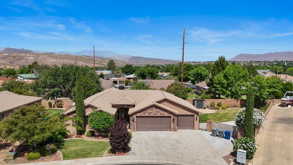 Photo of 811 N SWISS HAVEN CIR, Santa Clara, UT 84765 (MLS # 26-273199)