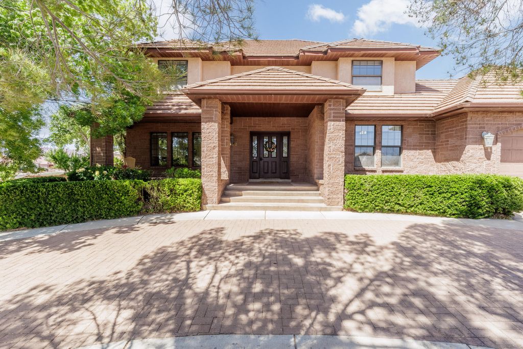 Photo of 592 N DUSK DR, Saint George, UT 84770 (MLS # 26-271625)
