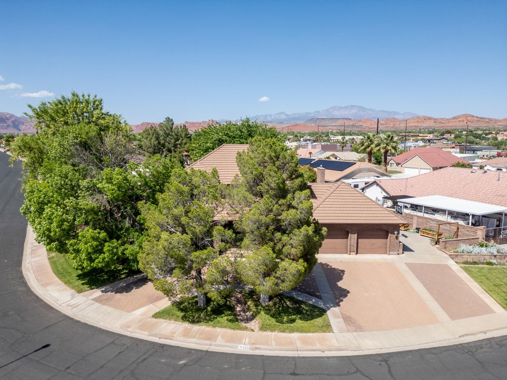 Photo of 592 N DUSK DR, Saint George, UT 84770 (MLS # 26-271625)