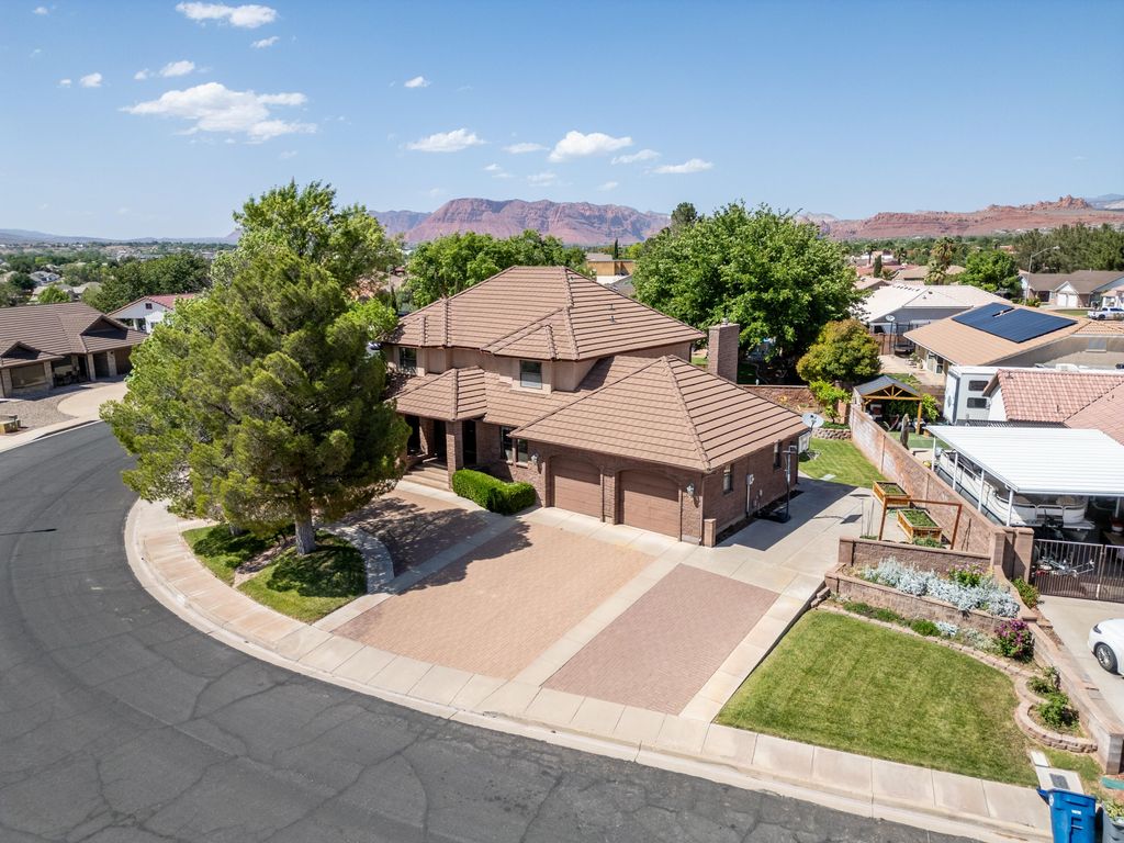 Photo of 592 N DUSK DR, Saint George, UT 84770 (MLS # 26-271625)